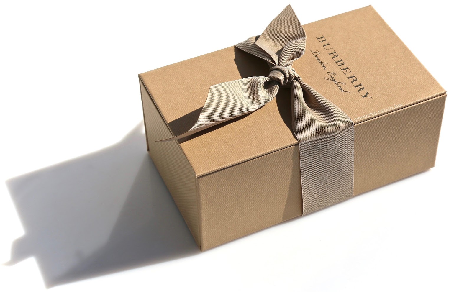 Burberry: esempio di packaging nel settore e-commerce del lusso.